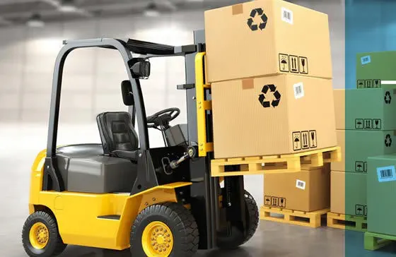 Carretilla elevadora cargada con cajas en un almacén