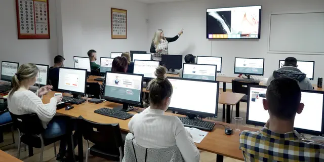 Alumnos en una clase de teórica en el aula de Autoescuela Larimar