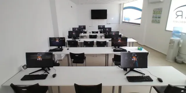 Aula de Autoescuela Larimar en San Juan del Puerto, con ordenadores para practicar test